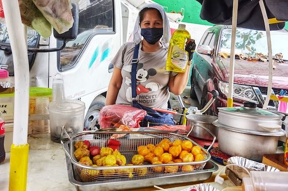 ambulant vendor receiving Sunlight dishwashing liquid