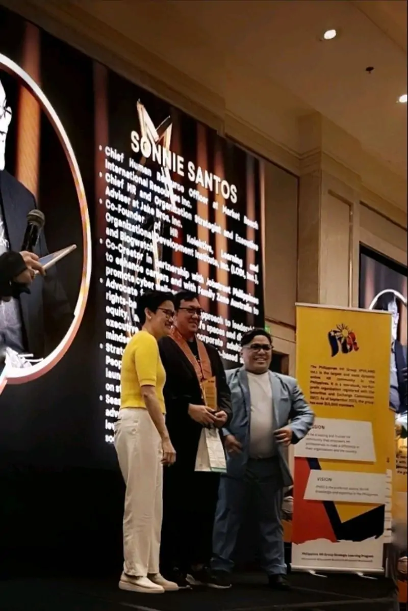 Sonnie Santos receiving the Pioneer Pillar of HR Award in the Philippines for his leadership and advocacy in strategic HR, digital ethics, and people development.