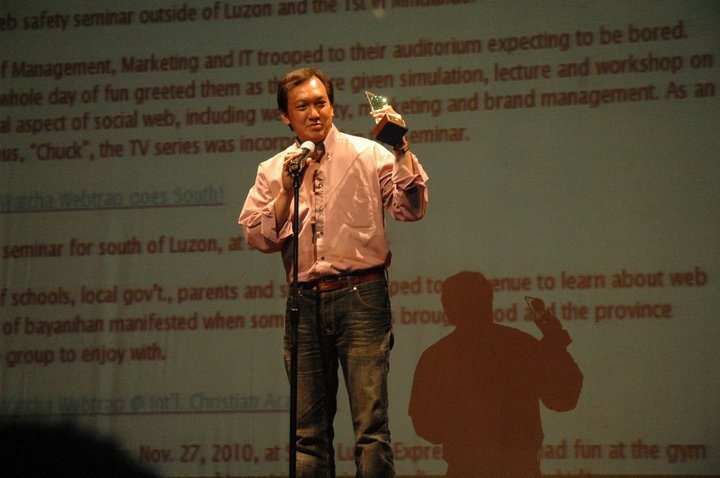 Sonnie Santos receiving the Best In Blog Advocacy Award on 2010